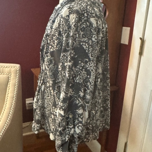 Ruby Rd. Monochrome Floral Tunic - Picture 3 of 12